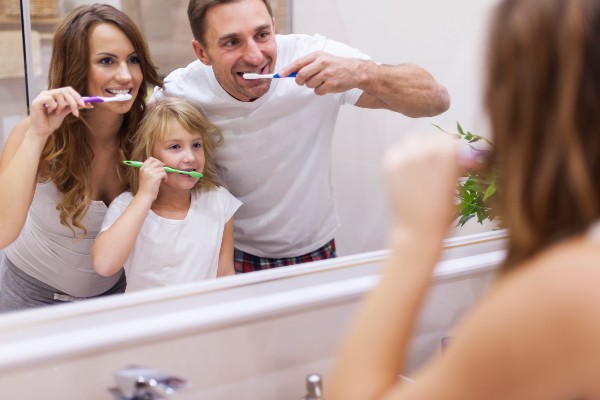 familia cepillandose los dientes